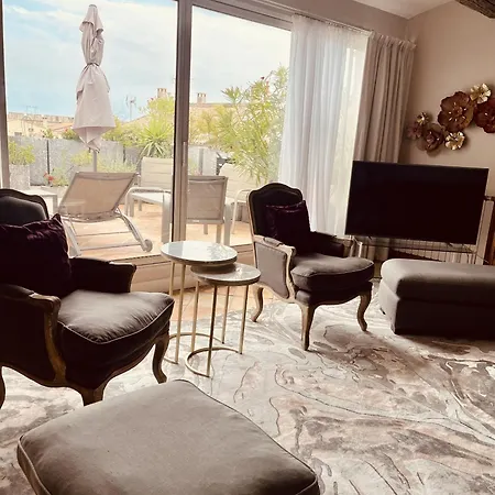 Des Arches アパート *