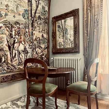 Des Arches アパート エーグ・モルト